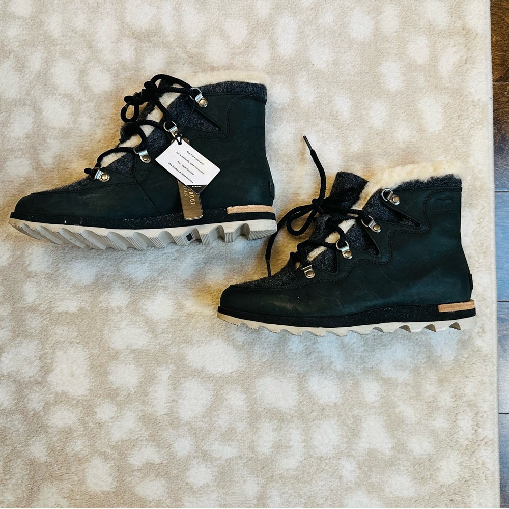 Sorel Dark Green Waterproof Boots with Fur Trim Size 8